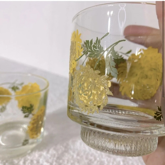 Vintage 1970’s MCM Hand Painted  Chrysanthemum Rocks Glasses Short Tumblers x2 - Picture 2 of 8